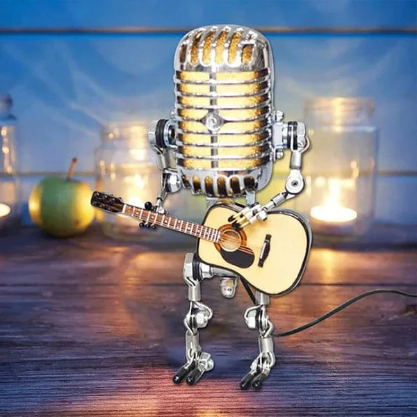 Vintage Metall-Mikrofon-Roboter mit Gitarrenlampe