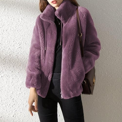 Daunenjacke mit hohem Kragen und Pelzbesatz