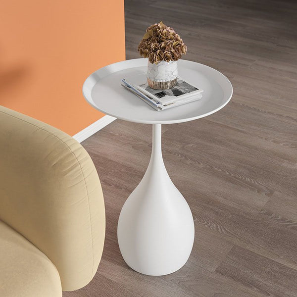 Moderner Beistelltisch im mittelalterlichen Design