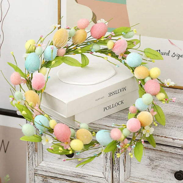 Frühlingshafter, bunter Osterkranz mit Blumen und Eiern