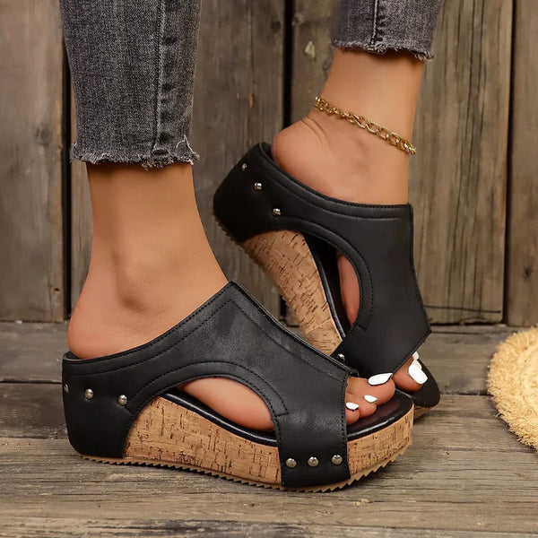 Damen Keilsandalen mit Nietenbesatz