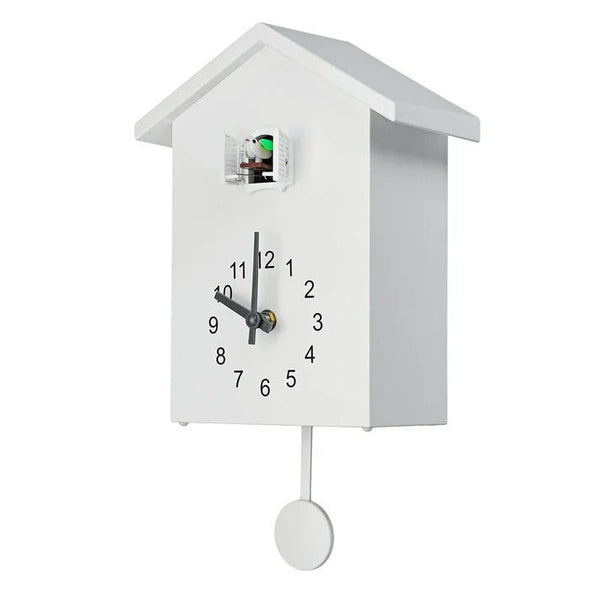 Kuckucksuhr mit dekorativem Design
