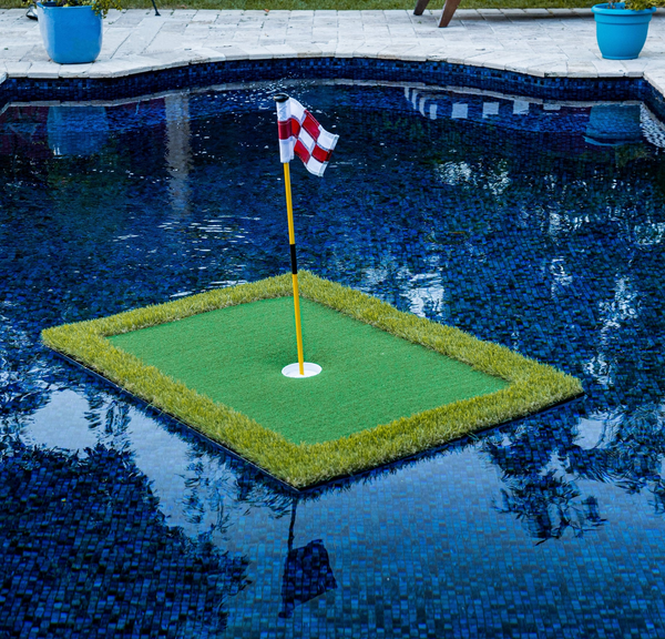 Schwimmendes Golf-Putting-Green mit schwimmenden Golfbällen