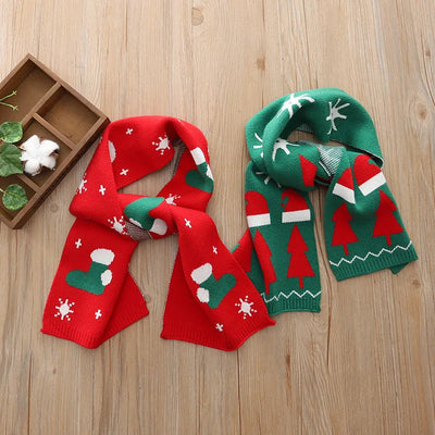Niedlicher gestrickter Weihnachtsschal für Kinder im Winter