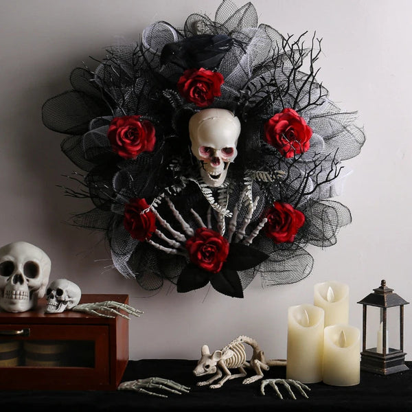 Halloween-Girlande mit roten Rosen und Totenkopf für die Haustür