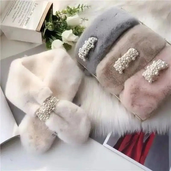 Luxuriöser Winter-Schal aus Kunstfell mit Perlenbesatz