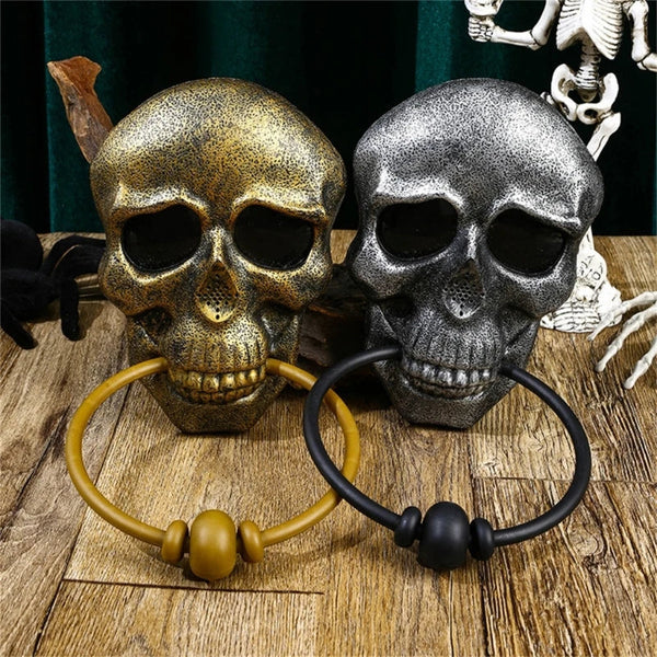 Totenkopf-Türklopfer als Halloween-Dekoration
