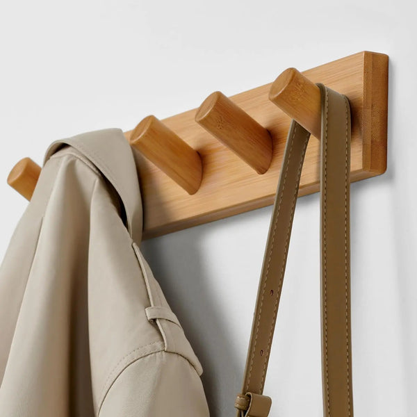 Wandmontierte Garderobenleiste aus Holz mit 5 Haken