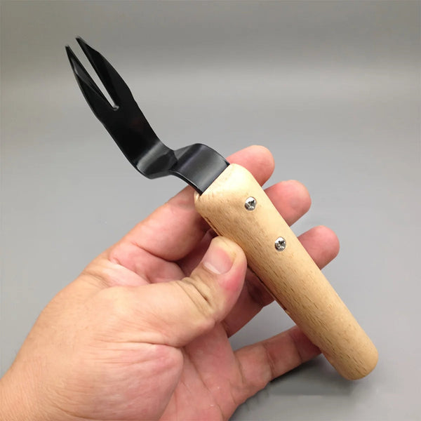 Unkrautstecher aus Edelstahl mit Holzgriff