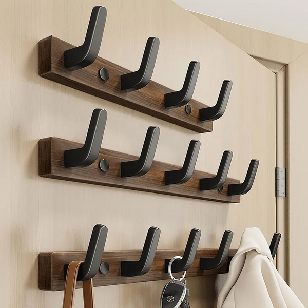 Minimalistischer Wand-Garderobenhaken aus Holz und Metall