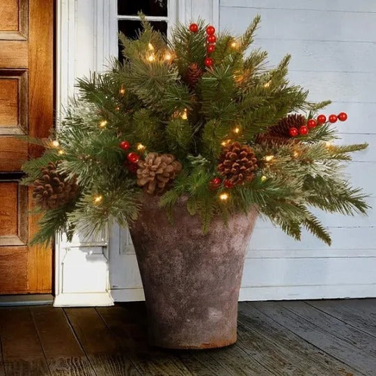 Beleuchteter künstlicher Weihnachtsbaum als Urnenfüller mit naturgetreuer Optik
